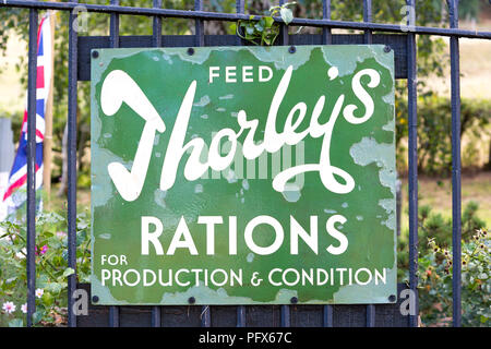 Altes, altes Emailschild, Schilder auf Geländern außerhalb von UK Severn Valley Railway: 'Feed Thorleys Rationen für Produktion und Zustand' Stockfoto