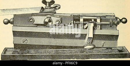 Dieser Text aus dem 19. Jahrhundert von A.K.? Einführung in Histologie und praktische Mikroskopietechniken mit Schwerpunkt auf Gewebestudien. Die Illustration des Thoma-Gleitmikrotoms von R. Jung gibt Einblicke in die für die Probenvorbereitung verwendeten Geräte, die für die histologische Analyse von entscheidender Bedeutung sind. Es bietet einen Leitfaden für die Mikroskopie in der Gewebeforschung. Stockfoto