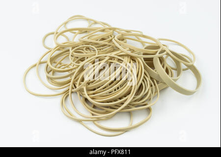 Ein Stapel von unterschiedlich großen Latex, rubber Bands auf einem weißen Hintergrund bereit für verschiedene Verwendungen in der Schule, ein Büro oder sonstige Umgebungen Stockfoto