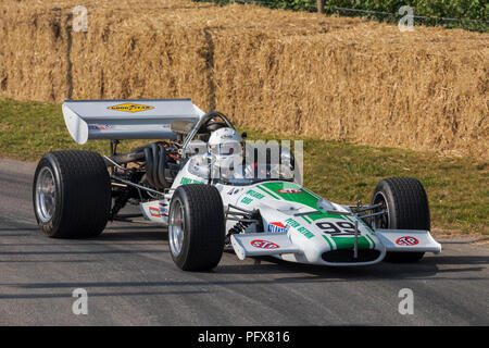 1970 Mc Laren-Chevrolet M 10B Formel ein Racer mit Fahrer Mark Longmore am Goodwood Festival 2018 von Geschwindigkeit, Sussex, UK. Stockfoto