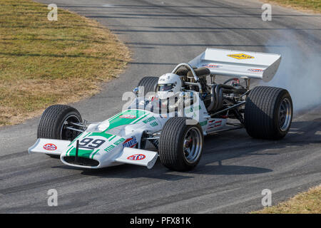 1970 Mc Laren-Chevrolet M 10B Formel ein Racer mit Fahrer Mark Longmore am Goodwood Festival 2018 von Geschwindigkeit, Sussex, UK. Stockfoto