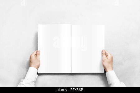 Hand öffnen weiß Journal mit leeren Seiten mockup. Arm shirt Holding klar Magazin Vorlage mock up. Stockfoto