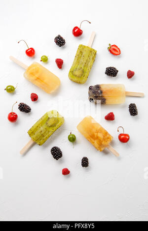 Bild von oben gefrorener Fruchtsaft, Stachelbeere, Black, Cherry Stockfoto