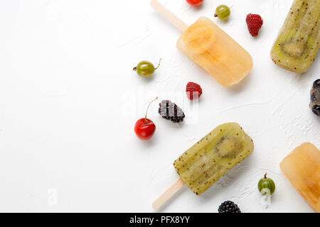 Bild oben auf gefrorenes Obst Eis, Stachelbeere, Brombeere, Kirsche auf weißen Hintergrund. Stockfoto