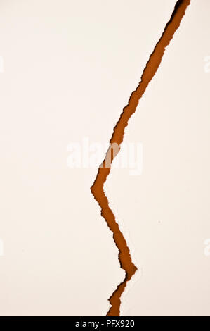Papier, das in der Hälfte zerrissen wurde. Stockfoto