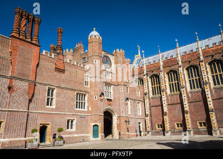 Hampton Court Palace, Richmond, London, Großbritannien - 22 April 2018 - Anne Boleyn Tor; das Tudor Torhaus und astronomische Uhr, für Henry VIII in 15 Stockfoto