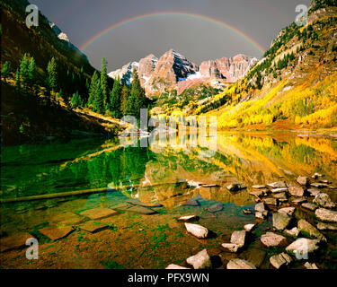 USA - COLORADO: Maroon Lake und Maroon Bells in den Rocky Mountains Stockfoto