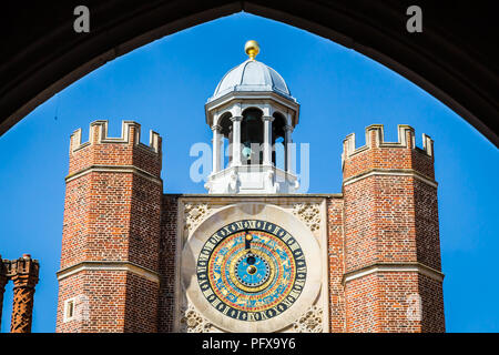 Hampton Court Palace, Richmond, London, Großbritannien - 22 April 2018 - Anne Boleyn Tor; das Tudor Torhaus und astronomische Uhr, für Henry VIII in 15 Stockfoto