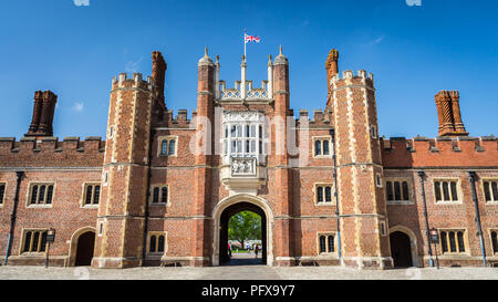 Hampton Court Palace, Richmond, London, Großbritannien - 22 April 2018 - Anne Boleyn Tor; das Tudor Torhaus und astronomische Uhr, für Henry VIII in 15 Stockfoto