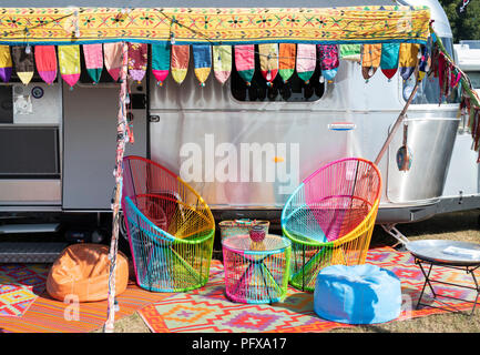 Bunte Airstream Wohnwagen auf einen Vintage Retro Festival. Großbritannien Stockfoto