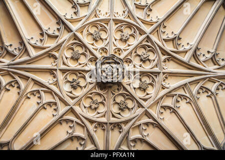 Hampton Court Palace, Richmond, London, Großbritannien - 22 April 2018 - Decke Dekorationen Stockfoto