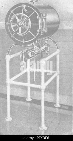 . Bakteriologie und Mykologie von Lebensmitteln. Essen. Hochdruckdampf 125 wurde für B. typhosus bestimmt und wurde mit 1,635 pro I', 'C. oder 136 pro 10 °C Hier wieder die Tötung von Bakterien in der Gegenwart von Wasser gefunden wurde, analog zu den ''Wärme Gerinnung"^ ihrer konstituierenden Proteine zu sein. / Bild. 38.-Autoklaven oder Ankleidezimmer Sterilisator, Kny-Schereer Typ. Der Autoklav kann auch für die Sterilisierung viele Stücke von Apparaten und viele Medien eingesetzt werden. Es hat den Vorteil gegenüber anderen Methoden von weniger Zeit nehmen. Es wurde kürzlich gezeigt, dass weniger Hydrolyse von Poly-Saccharide in der gesichert ist Stockfoto