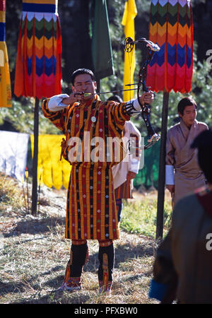 Teilnehmer tragen die nationalen Kleid auf nationaler Bogenschießen Wettbewerb in Thimpu, Bhutan für redaktionelle NUR VERWENDEN Stockfoto