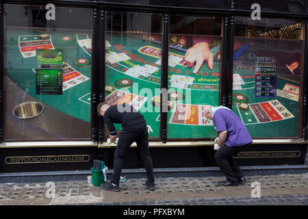 Zwei Männer mit dem Hippodrome Casino polnischen ein Messing sill in Leicester Square, am 13. August 2018 in London, England. Das hippodrom Casino hat gut & wirklich etabliert sich als Eckpfeiler der West End leben. Die größten und verkehrsreichsten Casino in Großbritannien, sie sind auch Londons beliebtesten Veranstaltungsort und haben seit der Eröffnung im Jahr 2012 über 7 Millionen Besucher begrüßt. Stockfoto