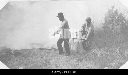 . Eisenbahn Wald Brandschutz. Waldbrände; Brandschutz; Feuerlöschung. 47. Beleuchtung ein Hoi 5 Feuer im Gras mit einem zwei Mann Pumpe Connecticut *. Bitte beachten Sie, dass diese Bilder sind von der gescannten Seite Bilder, die digital für die Lesbarkeit verbessert haben mögen - Färbung und Aussehen dieser Abbildungen können nicht perfekt dem Original ähneln. extrahiert. Lamont, John Donald. [Ithaca, N.Y.] Cornell University Stockfoto