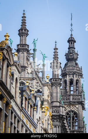 Brüssel, Belgien, 14. Mai 2018 - Statuen und Dekorationen auf dem Dach des Rathauses auf dem Grand Place, Stockfoto