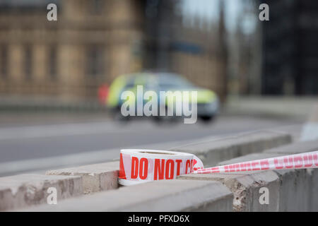 Polizei Bandblöcke Westminster Bridge und Westminster Erfahrungen die Lockdown mit umfangreichen Absperrungen und die Schließung von vielen Straßen nach dem, was die Polizei anrufen einer terroristischen Vorfall, bei dem ein Auto war in Sicherheit Sperren außerhalb des Parlaments in London stürzte, am 14. August 2018 in London, England. Stockfoto