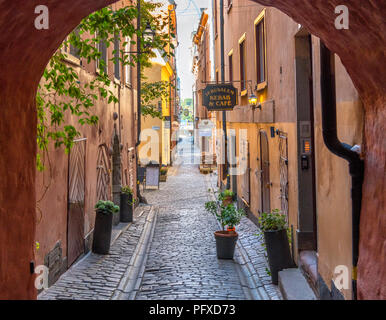 Gåsgränd, einem malerischen Gasse aus Västerlånggatan, einer Hauptverkehrsstraße in Gamla Stan (Altstadt), Insel Stadsholmen, Stockholm, Schweden Stockfoto