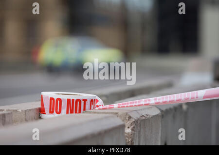 Polizei Bandblöcke Westminster Bridge und Westminster Erfahrungen die Lockdown mit umfangreichen Absperrungen und die Schließung von vielen Straßen nach dem, was die Polizei anrufen einer terroristischen Vorfall, bei dem ein Auto war in Sicherheit Sperren außerhalb des Parlaments in London stürzte, am 14. August 2018 in London, England. Stockfoto