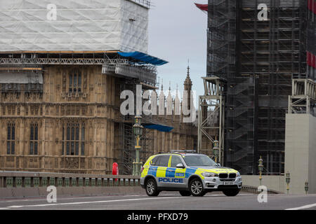 Polizei Westminster Bridge Block wie Westminster Erfahrungen die Lockdown mit umfangreichen Absperrungen und die Schließung von vielen Straßen nach dem, was die Polizei anrufen einer terroristischen Vorfall, bei dem ein Auto war in Sicherheit Sperren außerhalb des Parlaments in London stürzte, am 14. August 2018 in London, England. Stockfoto