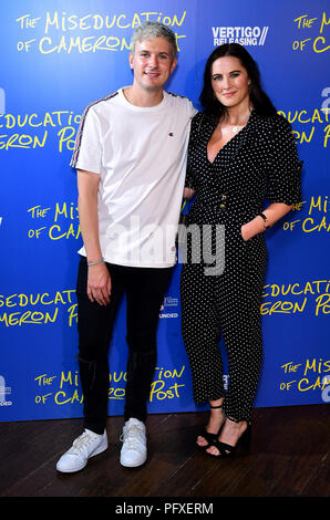 Kat Shoob (rechts) und Jimmy Hill an Der fehlerziehung von Cameron Post galavorstellung an der Picturehouse zentral in London. Stockfoto