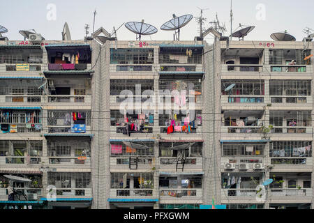 Wohnhaus mit Balkon und Sat-Schüsseln auf dem Dach, Yangon, Myanmar Stockfoto