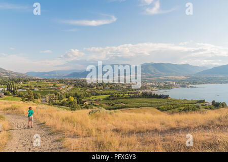Panoramablick von Penticton, Okanagan See und das Okanagan Tal mit Junge läuft weg auf Munson Berg Stockfoto