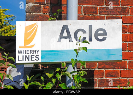 Das Zeichen für den Bahnhof an der Wherry Linien in Acle, Norfolk, England, Vereinigtes Königreich, Europa. Stockfoto