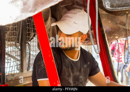 10. Mai 2018 Eine junge arabische Mann, der ein kleines Dienstprogramm Fahrzeug während der Renovierungsarbeiten zu einem Buisness premiseson der Via Dolorosa in Jerusalem Isr Stockfoto