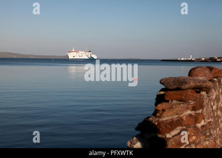 Die Northlink Fähre MV Hamnavoe eingabe Stromness Hafen in Orkney von Hoy Sound Stockfoto