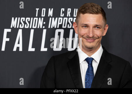 Schauspieler Frederick Schmidt geht der rote Caret vor ein Screening von Mission Impossible Fallout ein das Smithsonian National Air und Space Museum am 22. Juli in Washington, DC. Stockfoto