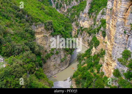 Jollen auf dem Fluss Osum Osum, Canyon, Skrapar, Berat, Albanien Qark Stockfoto