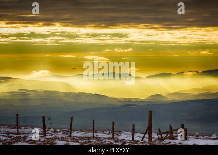 Blick auf die Seenplatte Hügel von Hartside in den North Pennines bei Sonnenuntergang, mit einem RAF Trainer Flugzeug überfliegen. Stockfoto