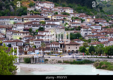 Osmanischen Häuser und Bachelor Moschee, Stadtteil Mangalem, Fluss Osum, Berat, Berat, Albanien Qark Stockfoto