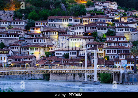 Osmanischen Häuser, Stadtteil Mangalem, Brücke über den Fluss Osum, Dämmerung, Berat, Berat, Albanien Qark Stockfoto