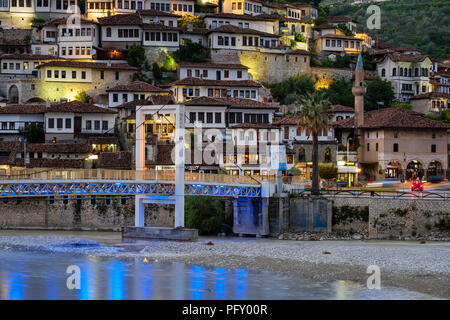 Osmanischen Häuser, Stadtteil Mangalem, Brücke über den Fluss Osum, Dämmerung, Berat, Berat, Albanien Qark Stockfoto