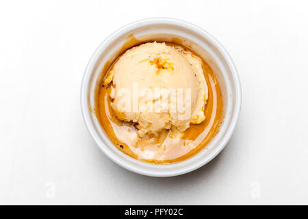 Italienische Affogato al Caffè in eine Schüssel geben. Stockfoto