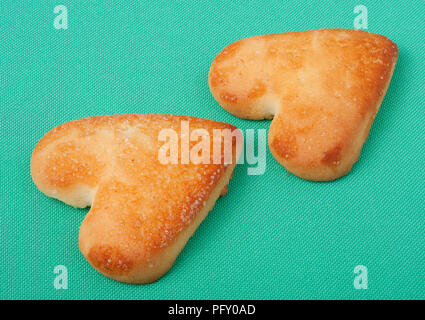 Cookies in der Form eines Herzens auf grünem Hintergrund Stockfoto