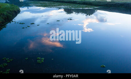 Wasser Teich dawn Sun sky Farbe spiegelglas Reflexionen malerische Landschaft. Stockfoto
