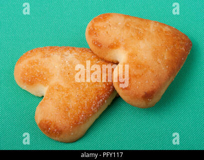 Cookies in der Form eines Herzens auf grünem Hintergrund Stockfoto