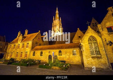 Die historischen Gebäude der ehemaligen Krankenhaus Saint John's Hospital (Site Oud Sint-Jan) bei Nacht - Brügge, Belgien. Stockfoto