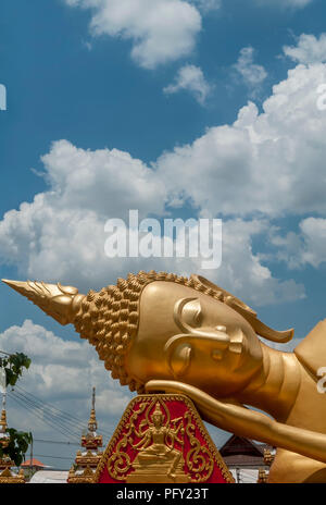 Detail der wunderschöne Goldene zurückgelehnten Buddha der Tempel Pha That Luang in Vientiane, Laos Stockfoto