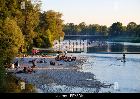 Jugendliche auf Schotter Bank am Flußufer, Isar am Flaucher, Thalkirchner Brücke, Thalkirchen, München, Oberbayern, Bayern Stockfoto