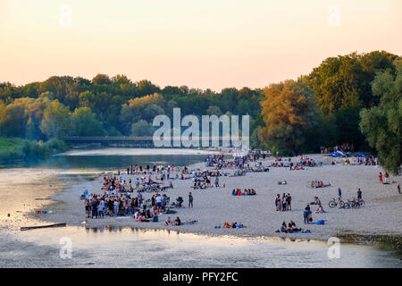 Junge Menschen auf Schotter Bank am Flussufer der Isar am Flaucher, Flauchersteg, Sendling, München, Oberbayern, Bayern, Deutschland Stockfoto