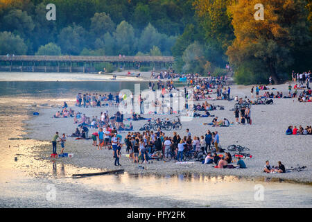 Junge Menschen auf Schotter Bank am Flussufer der Isar am Flaucher, Flauchersteg, Sendling, München, Oberbayern, Bayern, Deutschland Stockfoto