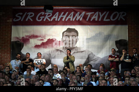 Aston Villa Fans mit einem Sir Graham Taylor Flagge während der Sky Bet Championship Match in der Villa Park, Birmingham. Stockfoto