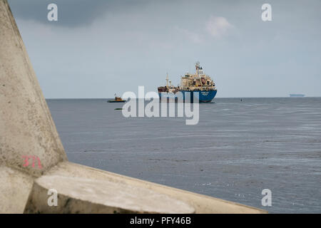 COATZACOALCOS, VER/MEXIKO - 18 Aug, 2018: Maritime pilot Führung der Caribe Ilse Öl- und Chemikalientanker, an der Flussmündung, einem TETRAPOD im Vordergrund Stockfoto