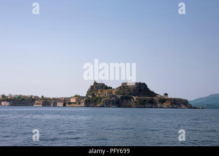 Korfu Stadt, Kerkyra, Griechenland, von seewärts Stockfoto