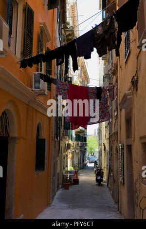 Nikardou, eine schmale Gasse in der Altstadt von Korfu Stadt, aka Kerkyra, Griechenland Stockfoto