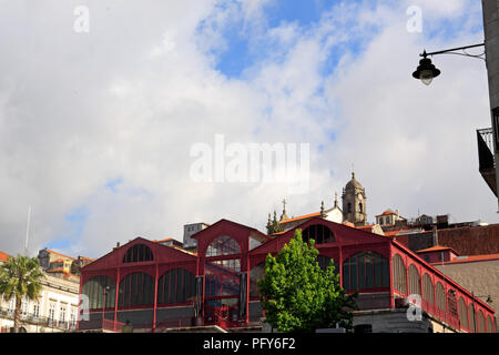 Am frühen Morgen in Porto downtown sehen den Markt Ferreira Borges (Eisen-Architektur), traditionelle Häuser und eine Kirche im Hintergrund Stockfoto